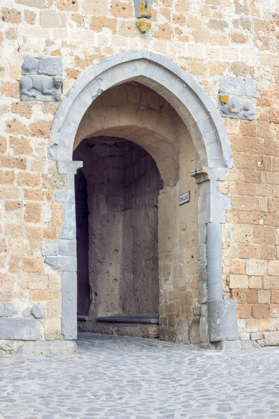 Вид на старые двери
