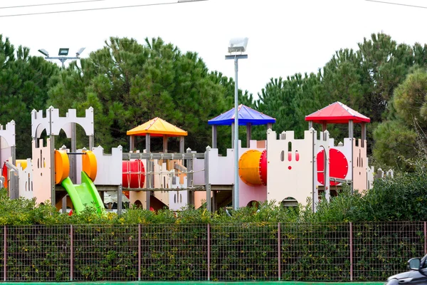 Детская площадка в городе — стоковое фото