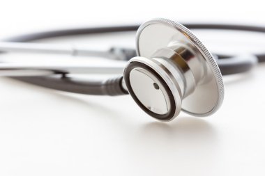 Beyaz arka planlı stetoskop