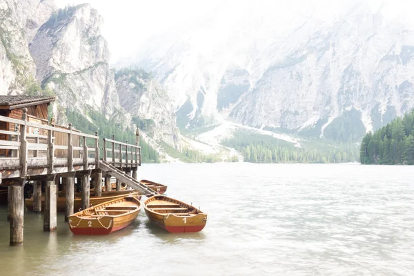 Vista para o lago Braies — Fotografia de Stock