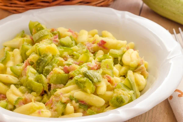 Cavatelli pasta with bacon and courgettes — Stock Photo, Image