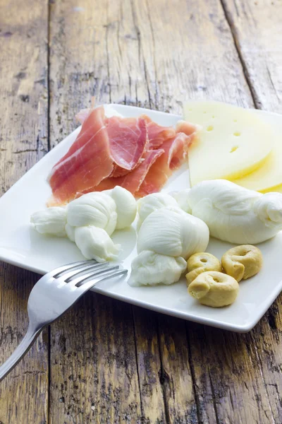 Mozzarella e queijo da Puglia — Fotografia de Stock
