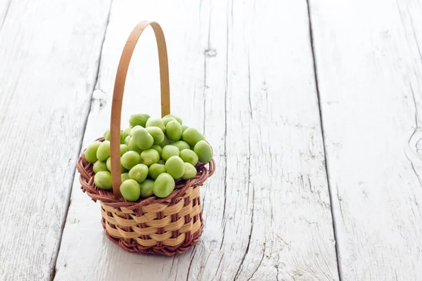 Manojo de deliciosos guisantes verdes biológicos — Foto de Stock