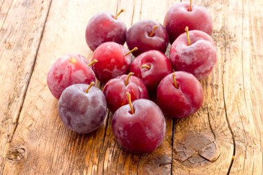 Lezzetli kırmızı Erik