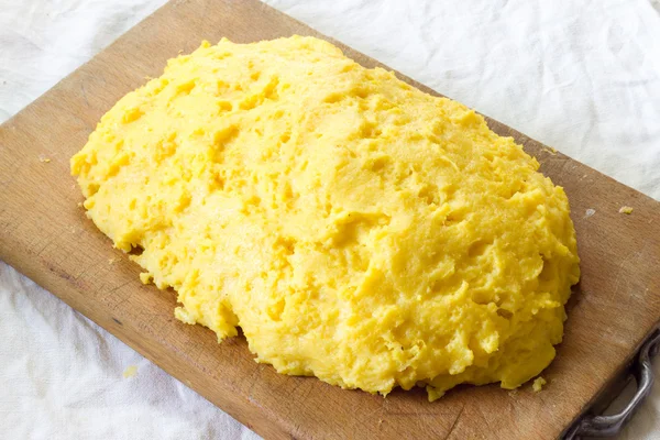 Cutting board Yellow Polenta — Stock Photo, Image