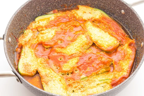 Cook the zucchini with tomato