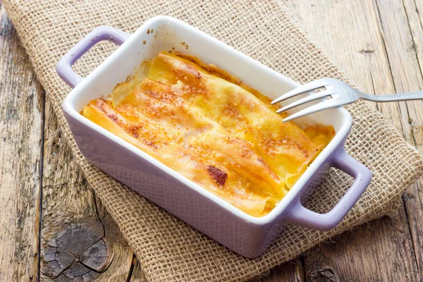 Canneloni gebakken met ham en kaas — Stockfoto