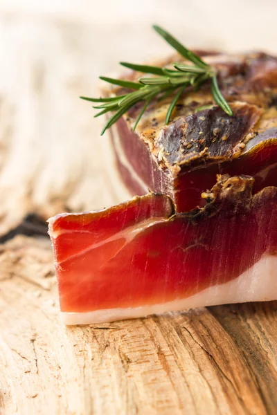 Gustose fette di speck italiano — Foto Stock