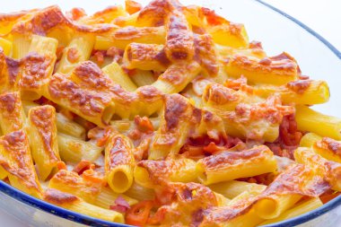 Fırında makarna peynir domates ve sosis ile