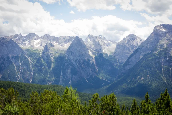 Гірські стежки Три піки Лаваредо — стокове фото