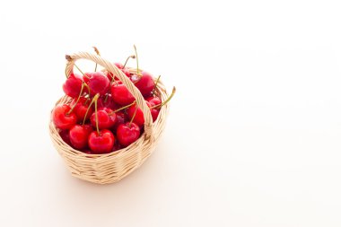 Olgun kırmızı kiraz çilek beyaz arka plan ile