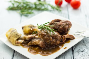 kırmızı şarap ile tavuk budu