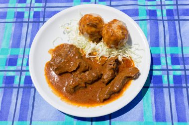 Dana yahni köfte ile