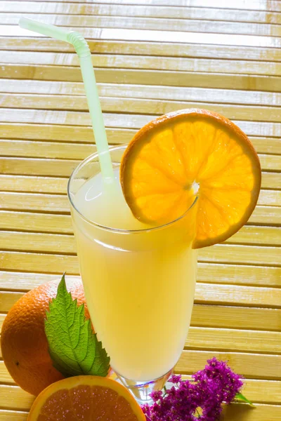 Orangensaft ansehen — Stockfoto