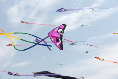 Mavi gökyüzü ve beyaz bulutlu uçurtmalar