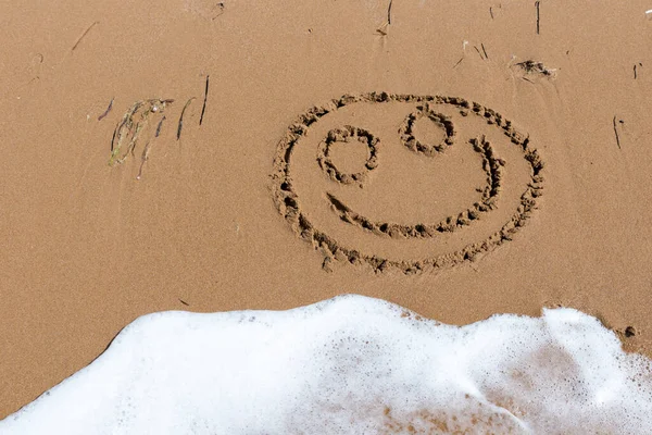 海の岸に笑顔を描く — ストック写真