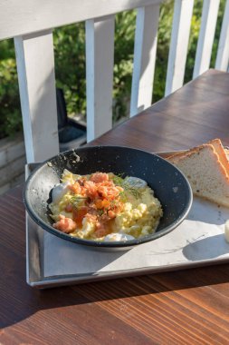 Somon ve soğanlı omlet.