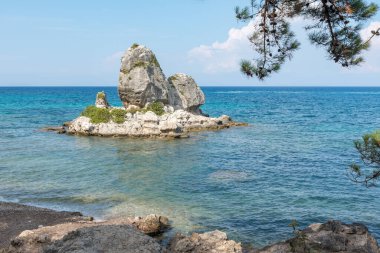 Yunan adaları plajları ve kayalıkları