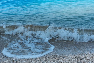 Çakıl taşlı sahilde deniz dalgaları