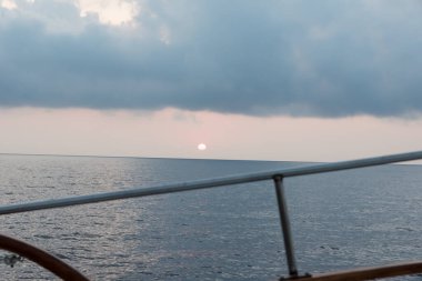 Şafakta yelken açarken denizin manzarası