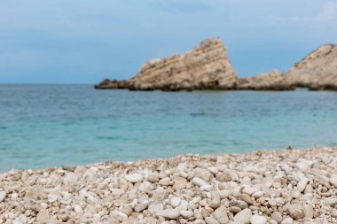 Kefalonia adasının sarp kıyıları