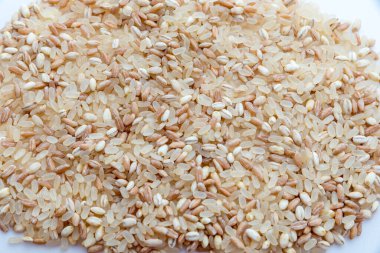 Hecelenmiş pirinç ve arpa karışımı.