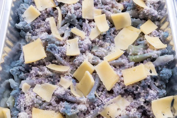 チーズ入りの紫カリフラワー — ストック写真
