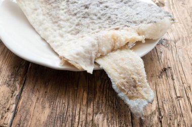 Çiğ tuzlanmış morina balığı dilimi.