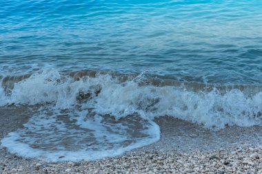 Çakıl taşlı sahilde deniz dalgaları