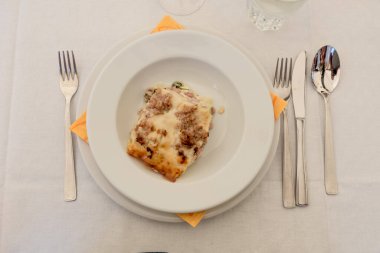 Bolonez lazanyası. Yakın çekim.