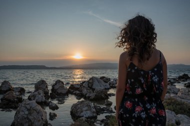 Yalnız kız gün batımını izliyor