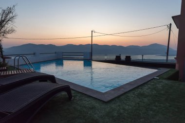 Yunanistan 'da havuzda gün doğumu