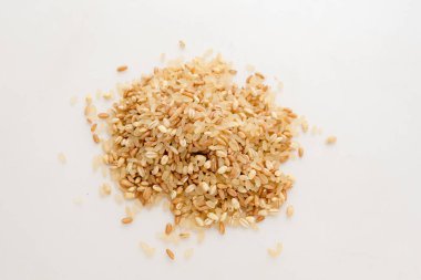 Hecelenmiş pirinç ve arpa karışımı.