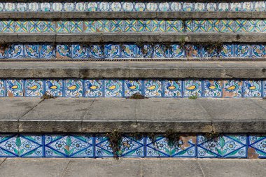 Caltagirone Sicilya 'dan polikrom seramik seramik kiremitli merdiven.