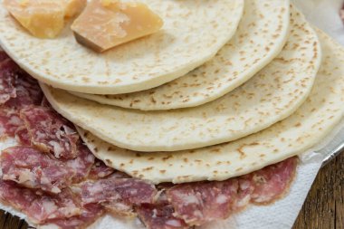 Peynirli ve salamlı Piadina.