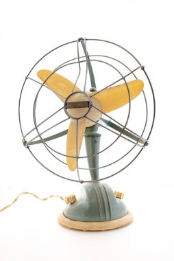 Beyaz arka planlı klasik elektrikli fan