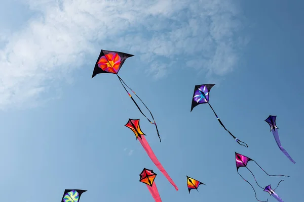 Pipas Com Céu Azul Nuvens Brancas — Fotografia de Stock