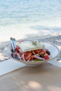 Bir tabak gerçek Yunan salatası.