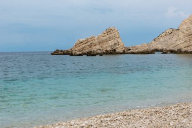 Kefalonia adasının sarp kıyıları