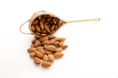 Beyaz arkaplanı olan bademler