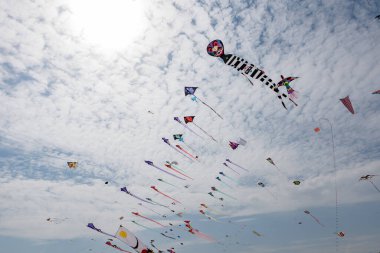 Mavi gökyüzü ve beyaz bulutlu uçurtmalar