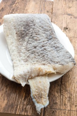 Çiğ tuzlanmış morina balığı dilimi.