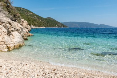 Çakıl taşlı sahilde deniz dalgaları