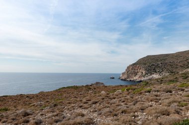 Kefalonia adasının sarp kıyıları