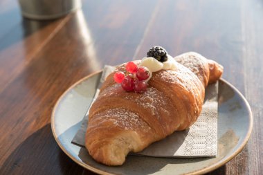 Böğürtlenli kremalı kruvasan