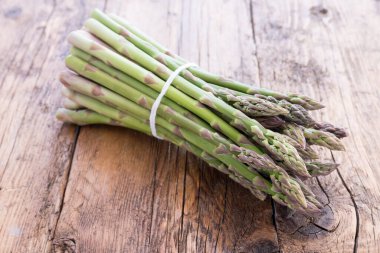 Bir avuç yeni toplanmış kuşkonmaz.