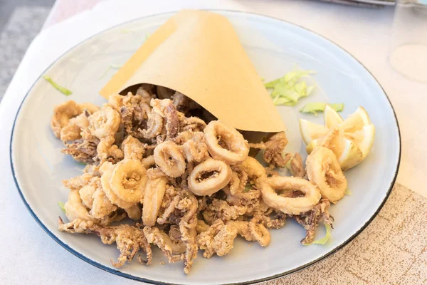 Beyaz arka planda kızarmış balık