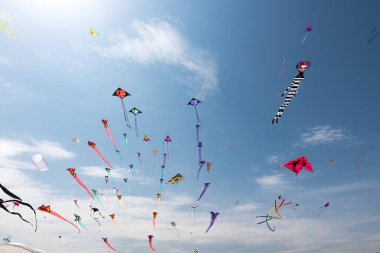 Mavi gökyüzü ve beyaz bulutlu uçurtmalar