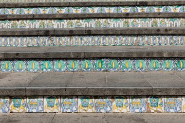 Caltagirone Sicilya 'dan polikrom seramik seramik kiremitli merdiven.