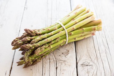 Bir avuç yeni toplanmış kuşkonmaz.